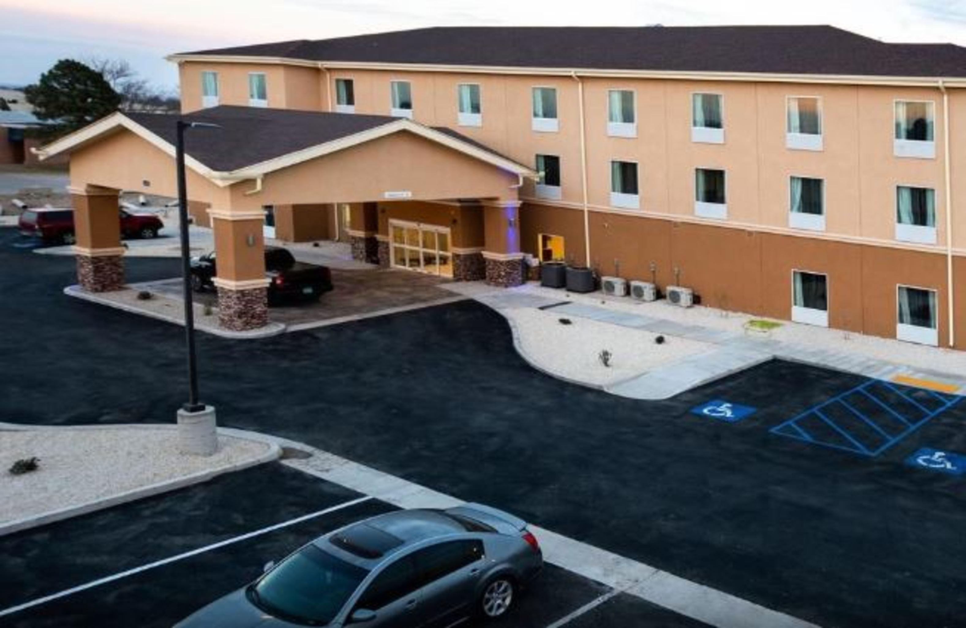 Quality Inn & Suites Carlsbad Caverns Area Exterior photo