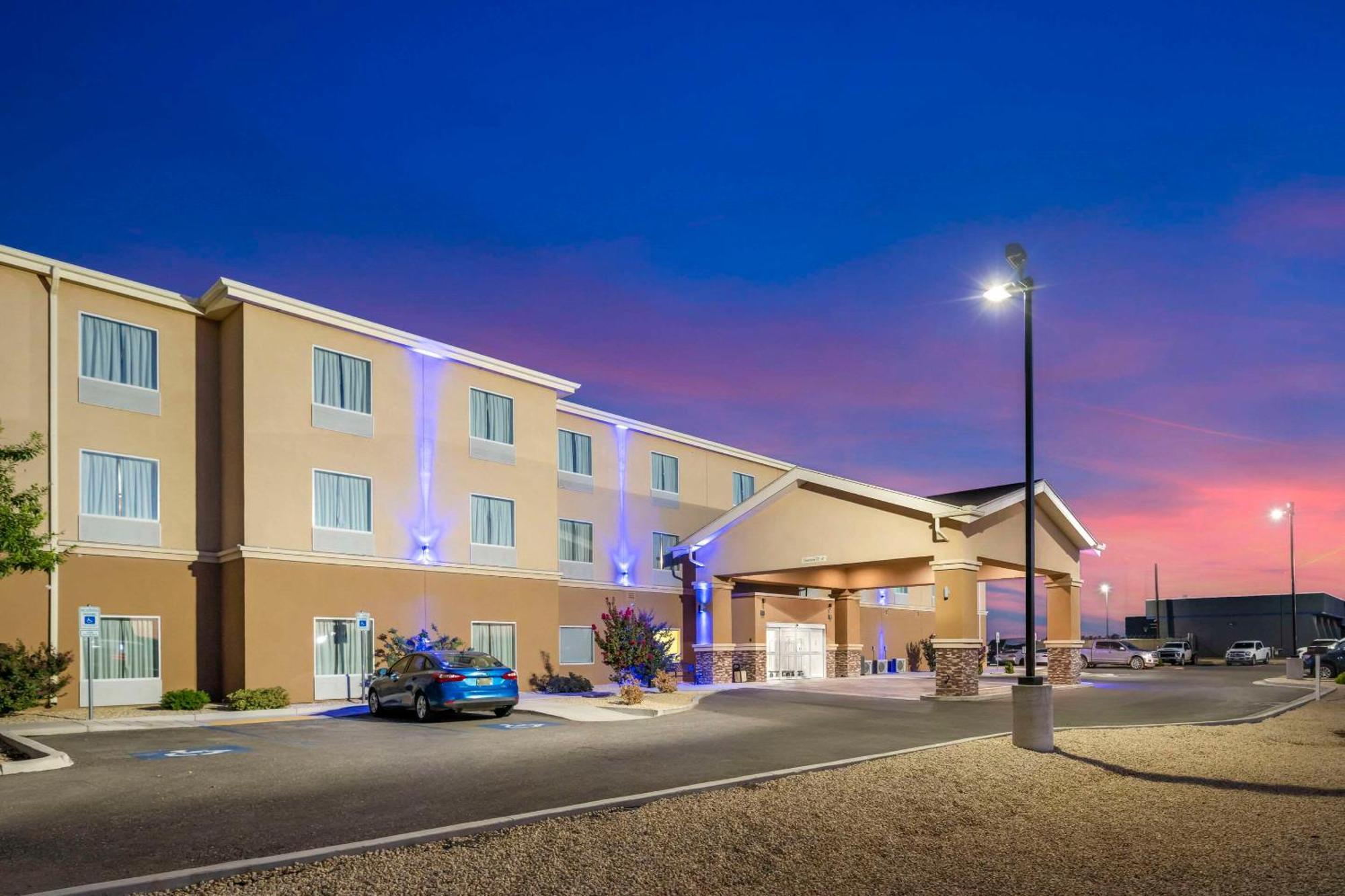 Quality Inn & Suites Carlsbad Caverns Area Exterior photo