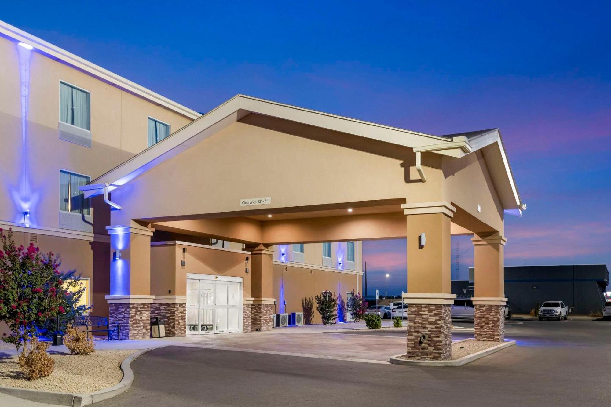 Quality Inn & Suites Carlsbad Caverns Area Exterior photo