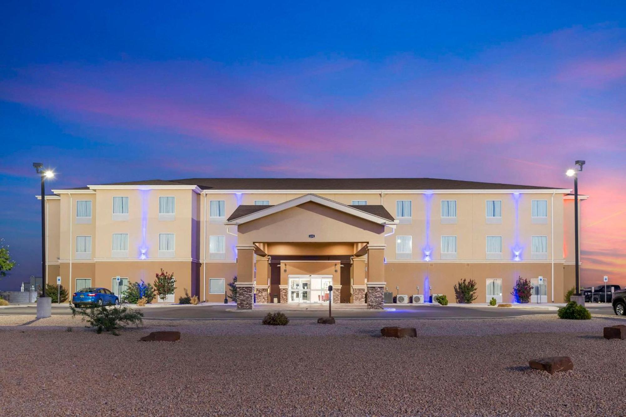Quality Inn & Suites Carlsbad Caverns Area Exterior photo