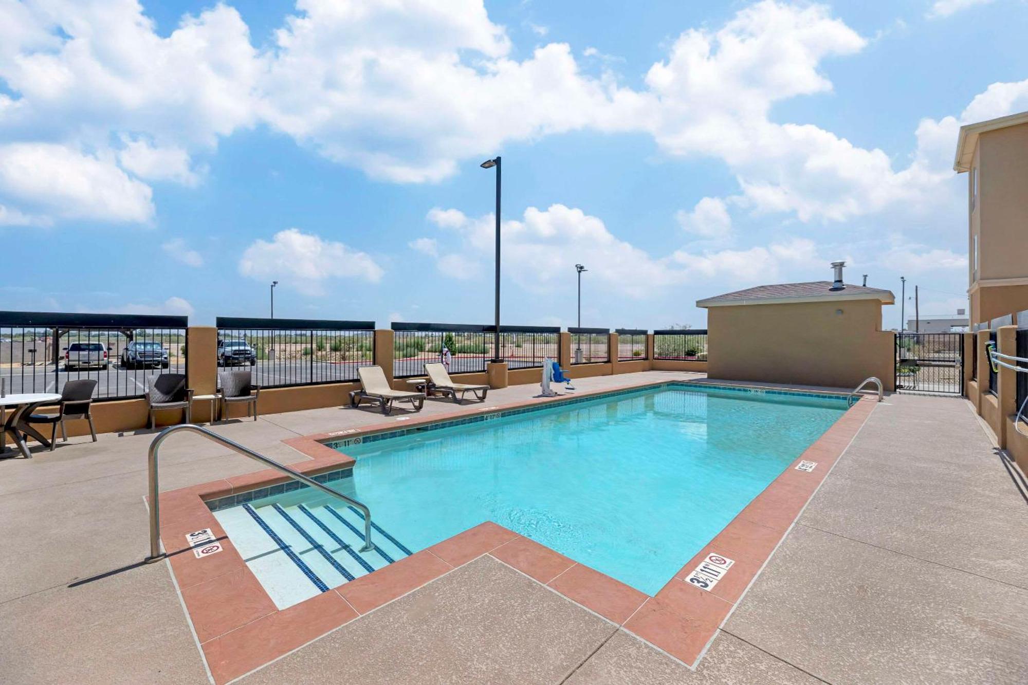 Quality Inn & Suites Carlsbad Caverns Area Exterior photo