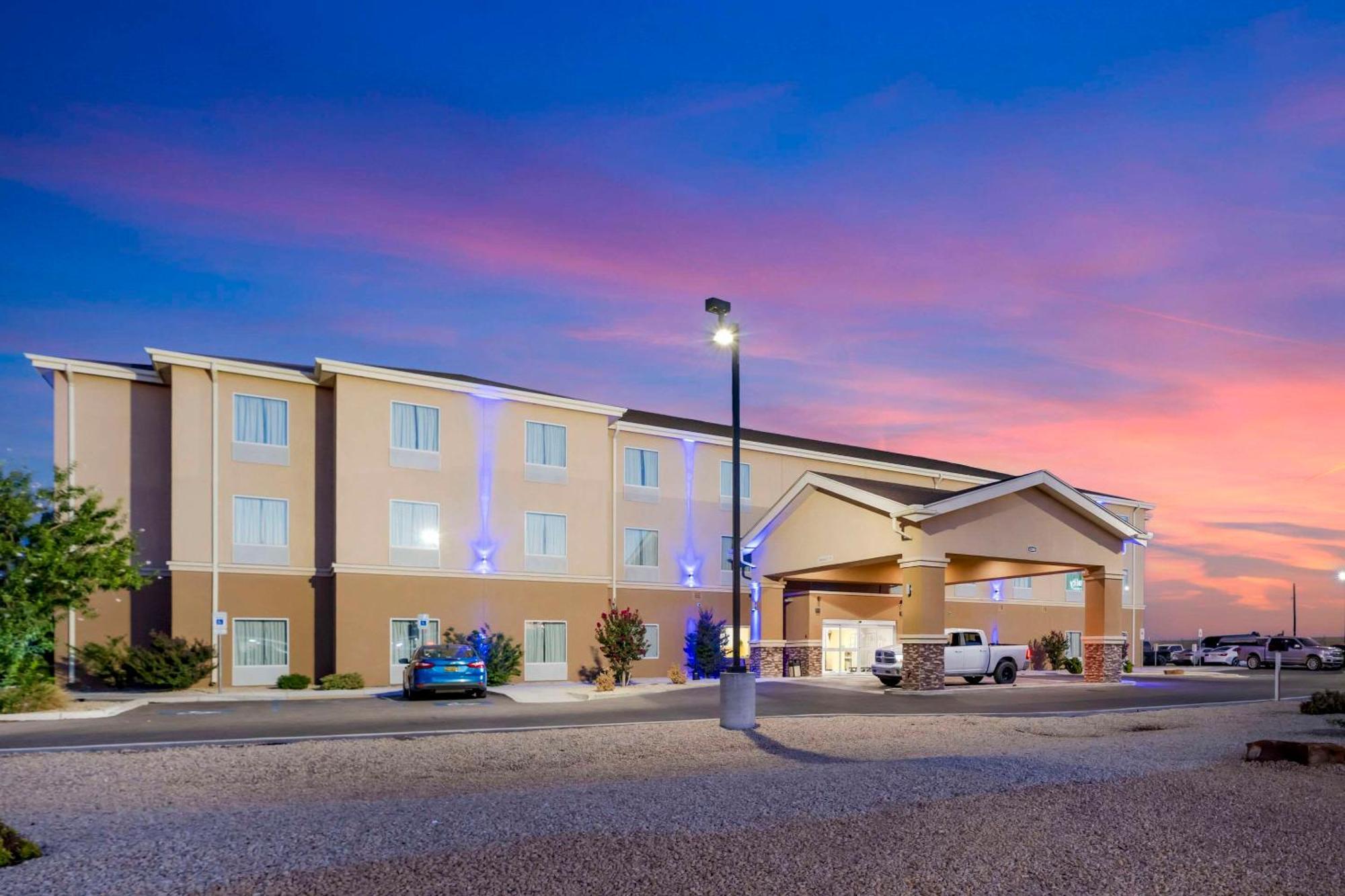 Quality Inn & Suites Carlsbad Caverns Area Exterior photo
