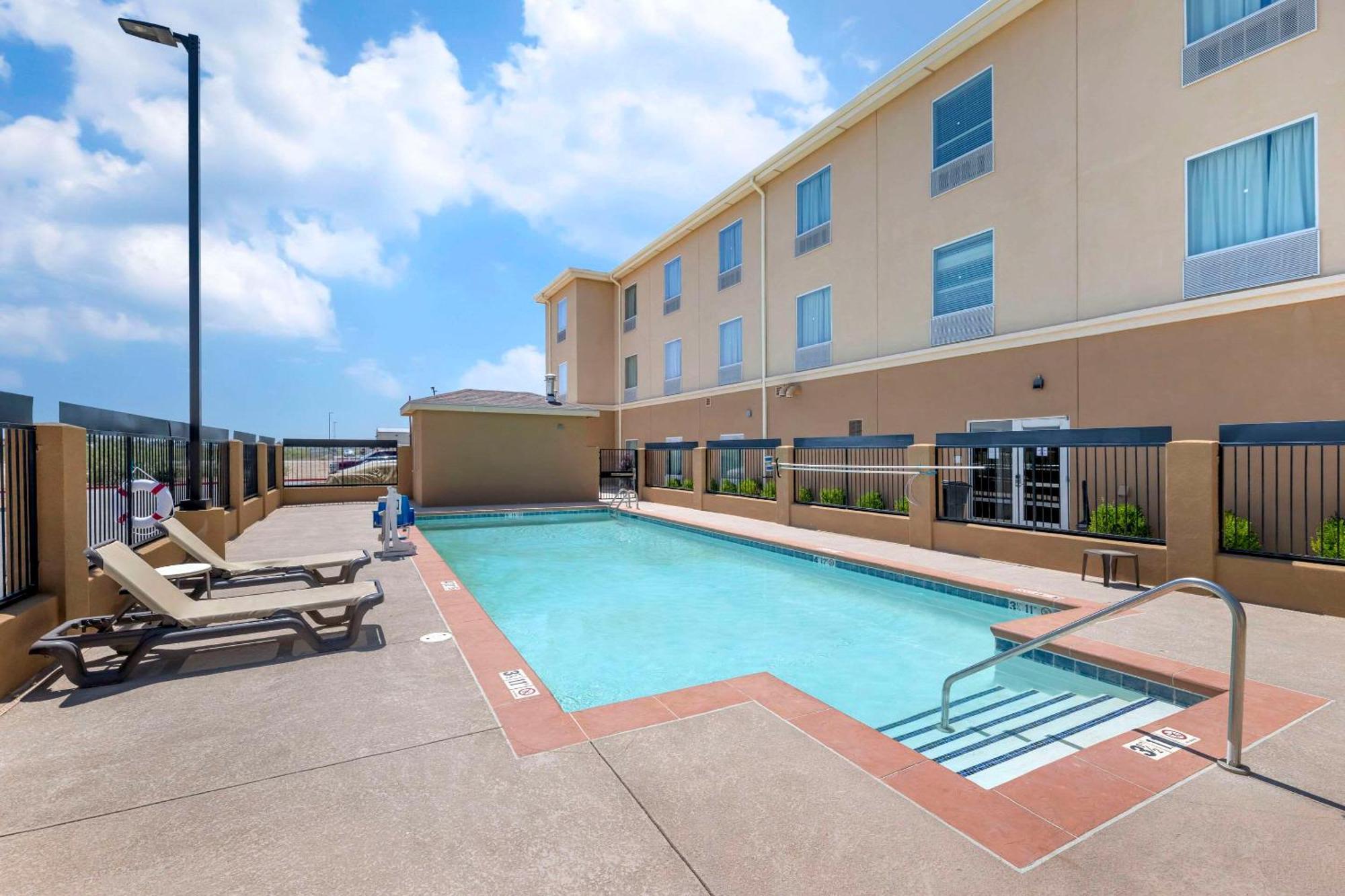 Quality Inn & Suites Carlsbad Caverns Area Exterior photo