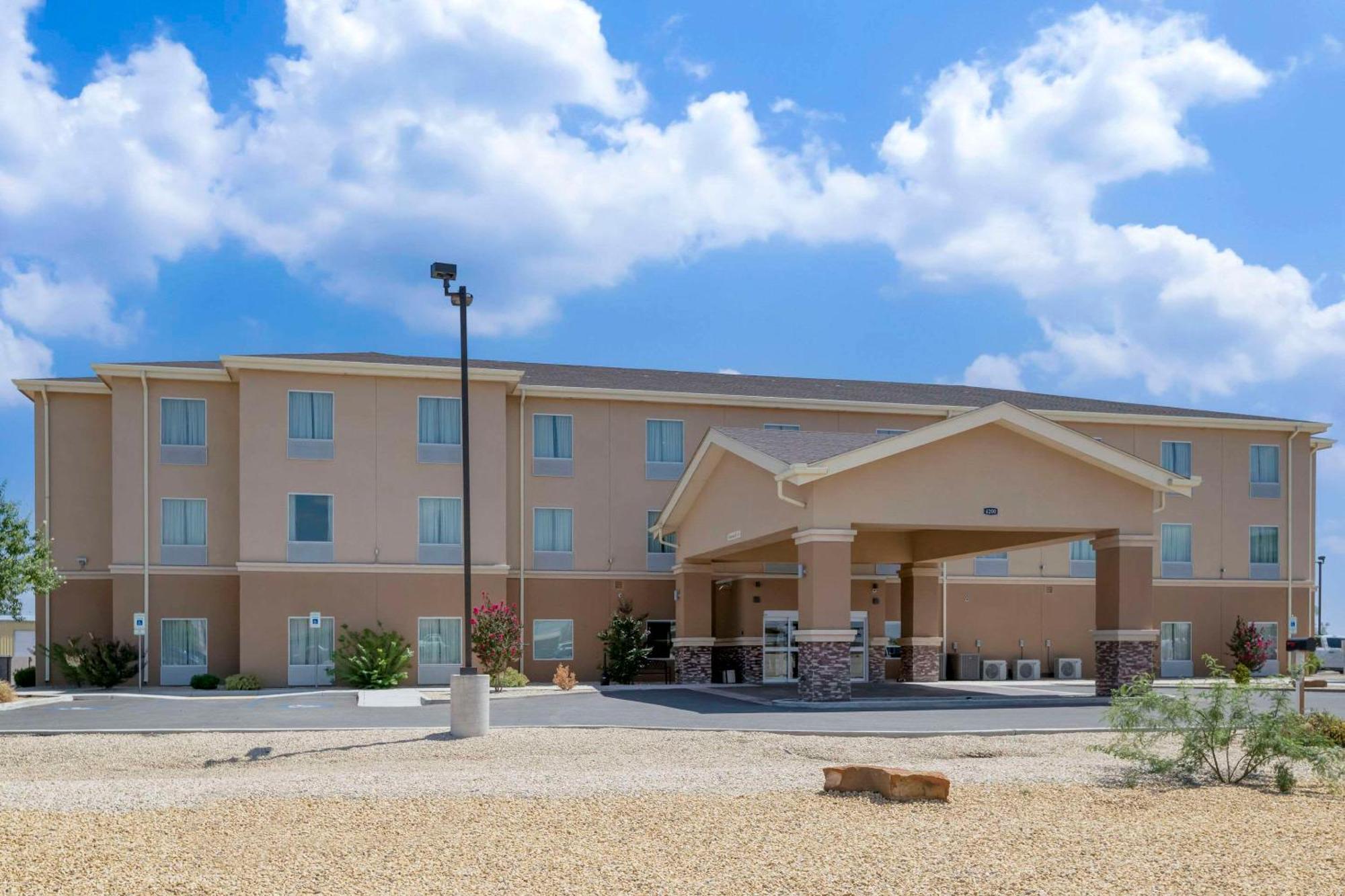 Quality Inn & Suites Carlsbad Caverns Area Exterior photo